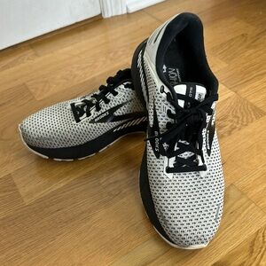 Brooks Adrenaline GTS 22 size 9
